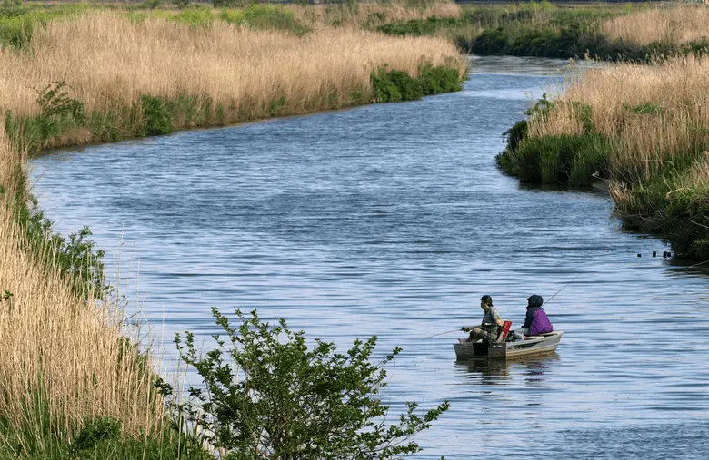 pescadores en un barco de pesca en el río