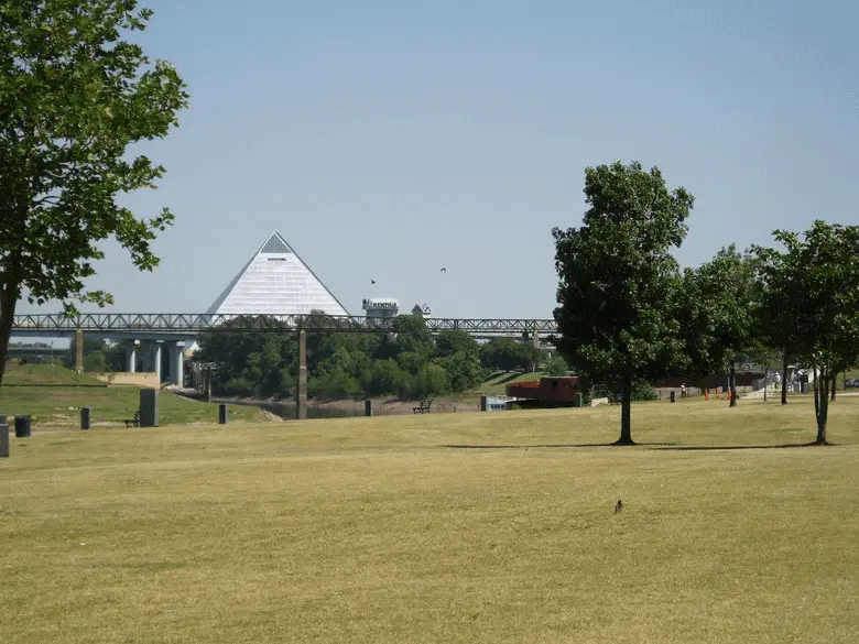 bass pro shop pyramid shot from a far distance